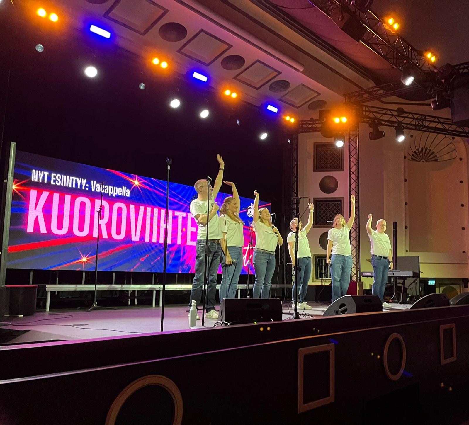 Vacappella Apollo Live Clubin lavalla syyskuussa 2025 - loppukumarrus